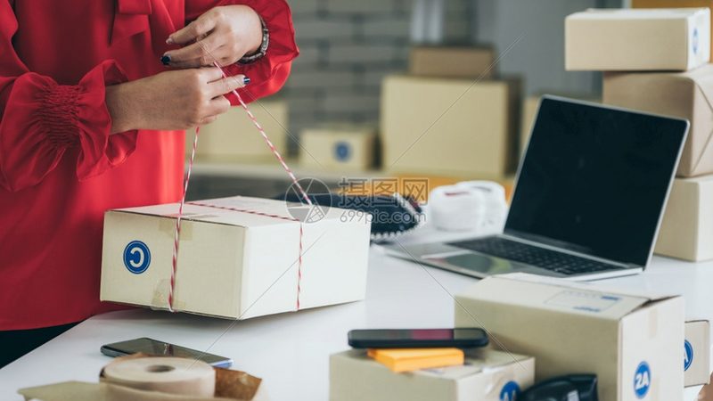选择代运营服务商时，要关注其业绩和案例。可以通过以下方式了解：
